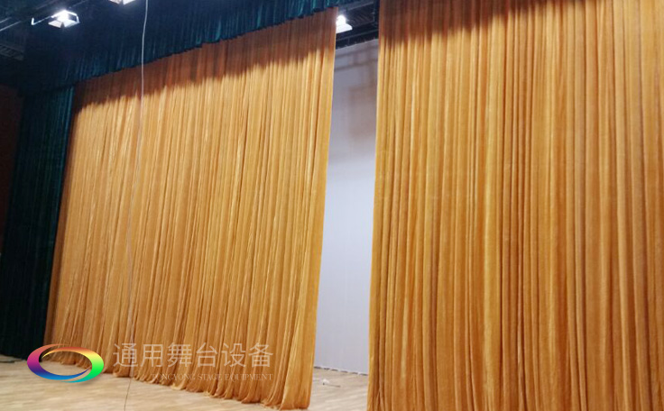 舞臺大幕舞臺阻燃幕布www.56line.com、二、三道幕等分割表演區(qū)域，移換場景不間斷