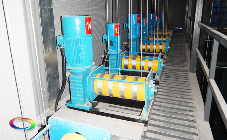 舞臺大幕舞臺阻燃幕布www.56line.com 、二、三道幕等分割表演區(qū)域，移換場景不間斷