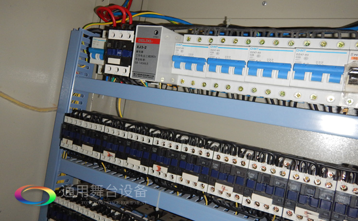 十余年銳意攀登，奮發(fā)圖強(qiáng)！舞臺(tái)幕布、機(jī)械等一站式選購(gòu)供應(yīng)商，舞臺(tái)機(jī)械、音響、燈光工程設(shè)計(jì)施工承包壹級(jí)資質(zhì)——通用舞臺(tái)