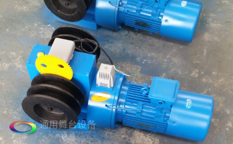 通用舞臺吊桿高標(biāo)準(zhǔn)承接廣州市培英中學(xué)報(bào)告廳項(xiàng)目，大屏幕顯示系統(tǒng)、音頻擴(kuò)聲系統(tǒng)、燈光系統(tǒng)、舞臺吊桿及機(jī)械等多系統(tǒng)相互協(xié)作