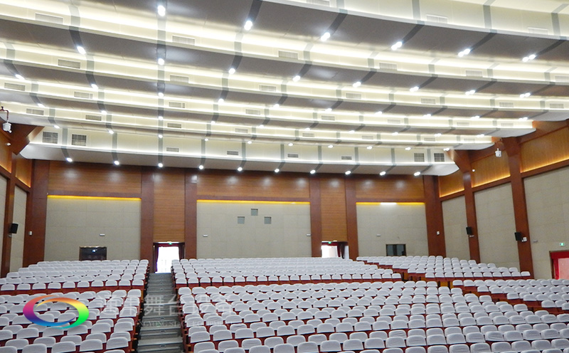通用舞臺吊桿高標(biāo)準(zhǔn)承接廣州市培英中學(xué)報(bào)告廳項(xiàng)目，大屏幕顯示系統(tǒng)、音頻擴(kuò)聲系統(tǒng)、燈光系統(tǒng)、舞臺吊桿及機(jī)械等多系統(tǒng)相互協(xié)作