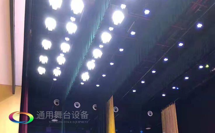 通用舞臺(tái)專業(yè)性、全方位優(yōu)勢(shì)！業(yè)務(wù)涉及舞臺(tái)機(jī)械、阻燃幕布、專業(yè)燈光系統(tǒng)、專業(yè)音響系統(tǒng)