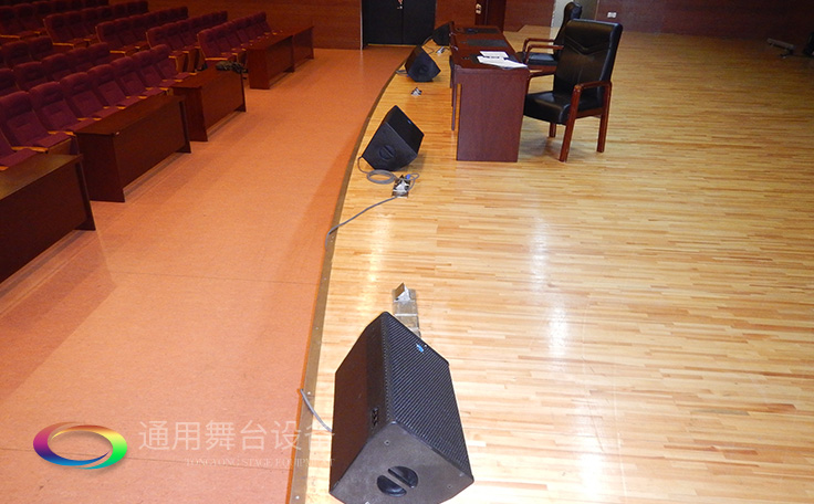 通用舞臺(tái)專業(yè)性、全方位優(yōu)勢(shì)！業(yè)務(wù)涉及舞臺(tái)機(jī)械、阻燃幕布、專業(yè)燈光系統(tǒng)、專業(yè)音響系統(tǒng)