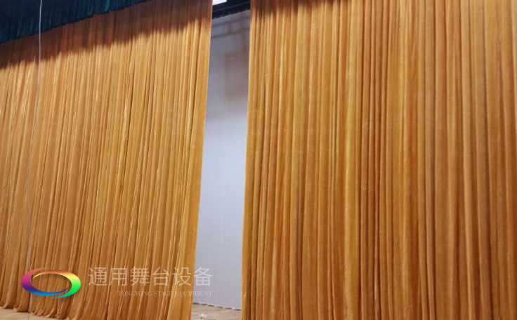 通用舞臺(tái)專業(yè)性、全方位優(yōu)勢(shì)！業(yè)務(wù)涉及舞臺(tái)機(jī)械、阻燃幕布、專業(yè)燈光系統(tǒng)、專業(yè)音響系統(tǒng)