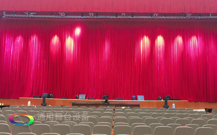 舞臺(tái)大幕機(jī)械——舞臺(tái)上使用頻繁的機(jī)械之一，在鏡框式臺(tái)口的舞臺(tái)上用來(lái)分隔演員與觀眾，演出中換場(chǎng)