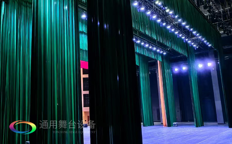 助力教育領(lǐng)域舞臺(tái)建設(shè)，推動(dòng)校園文化發(fā)展！星海中學(xué)報(bào)告廳舞臺(tái)阻燃幕布建設(shè)項(xiàng)目